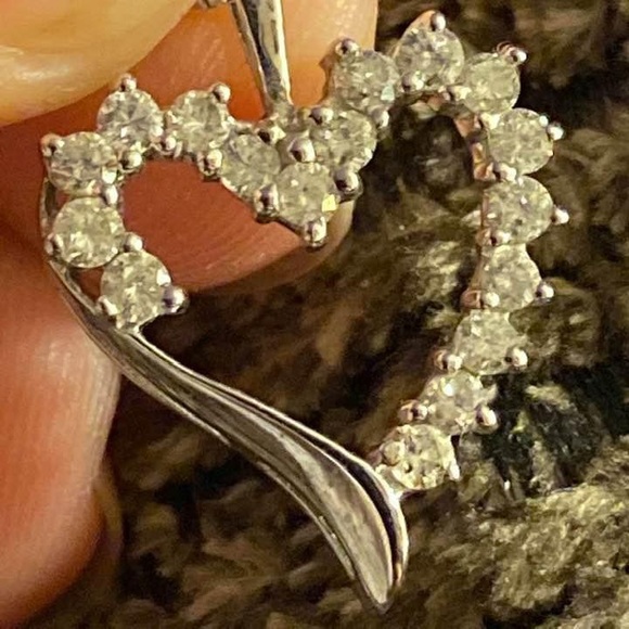 14K White Gold Diamond Heart Pendant & Chain - Picture 3 of 3